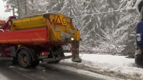 VIDEO Iarna de la finalul lunii martie i-a băgat în sperieți pe  șoferi. Zăpada a provocat un val de incidente pe drumurile de la munte